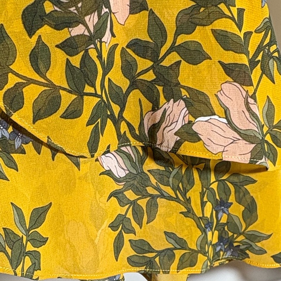 Cabi Blouse size Med. Beautiful floral print. Yellow & Green adds freshnesss - Picture 4 of 5